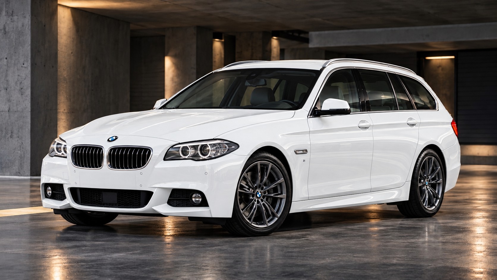 KI-Visualisierung eines alpinweißen BMW 530d xDrive Touring F11 in einer industriellen Garage